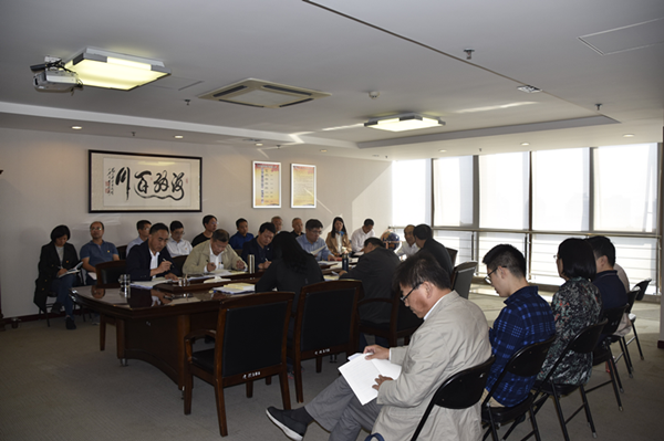 集團(tuán)公司召開“不忘初心、牢記使命”主題教育全面從嚴(yán)治黨專題集中學(xué)習(xí)研討會議
