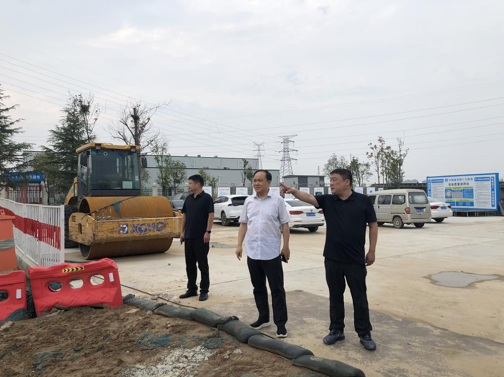 鄭州市建設(shè)投資集團(tuán)有限公司黨委委員、副總經(jīng)理張巖到侯寨新鎮(zhèn)區(qū)安置區(qū)調(diào)研項(xiàng)目建設(shè)工作